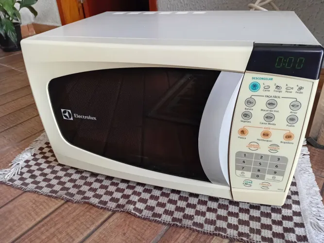 Microondas electrolux 18l , funcionando certinho, com marcas de uso, 127volts
