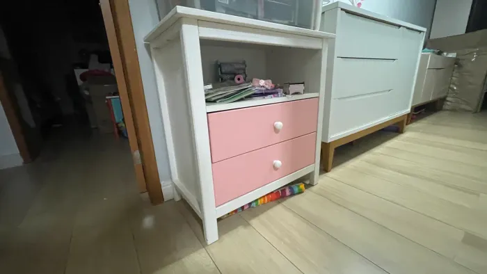 Cômoda baixa sweet home (mesa de cabeceira), em madeira, com 2 gavetas e nicho