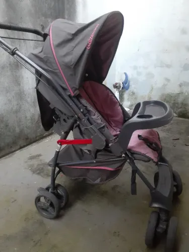 Vendo um carrinho de bebê bem concervado  por 70 $ mais informações ligar no *