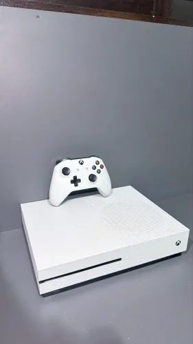 Xbox One S 512 GB - Ótimo estado - TROCO EM SÉRIES S