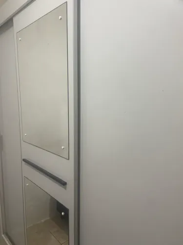 Guarda roupa três portas com espelho