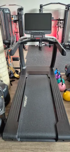 Esteira Life Fitness