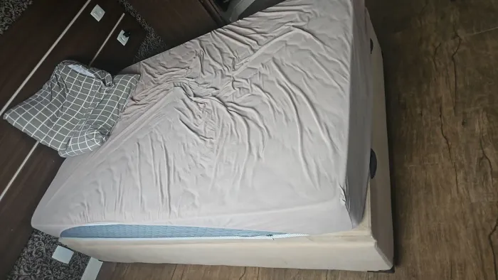 Colchão e cama box baú meio casal