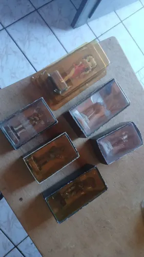 5 bonecos do star wars + 1 boneco da bety pop por apenas 200,00