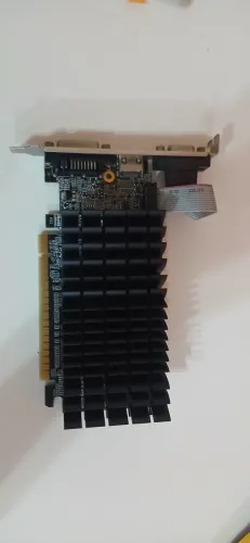 NVIDIA GeForce GT 210 com 1GB de memória DDR3.