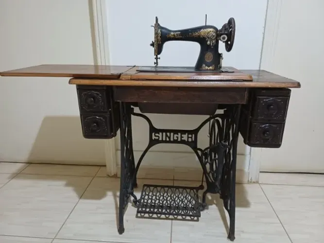 Máquina de Costura Singer (Gabinete de Luxo)