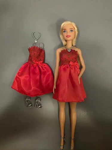 BARBIE 80 ANOS MATTEL VESTIDO RUBI COM VESTIDO E ACESSÓRIOS EXTRAS