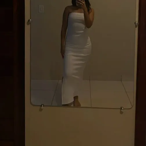 Vestido tubinho branco com fenda pequena do lado