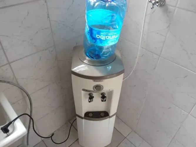 Bebedouro Esmaltec GELAGUA (Gelada e Normal)