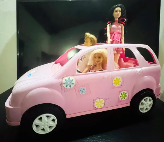 Barbie e turma, carro, guarda-roupas, posiciona com acessórios, 2 bandeiras e os bonecos