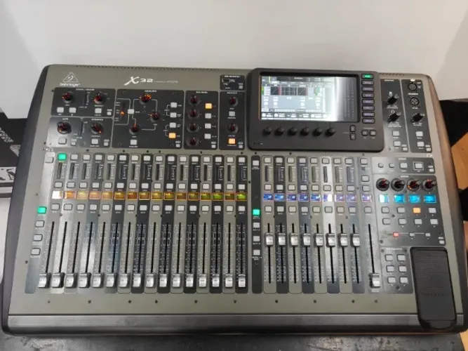 MESA DIGITAL X32 BEHRINGER COM CASE pouco uso