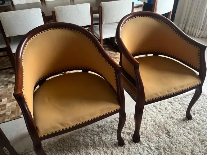 Cadeiras antigas em ótima conservação 