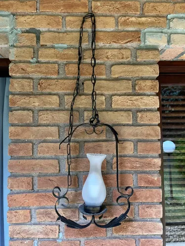 Lustre Rústico em Ferro com Vidro Leitoso