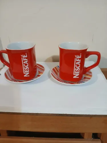 Par de Canecas comemorativas Nescafé - Edição Especial Red Mug, 250 ml, com pires, sem uso