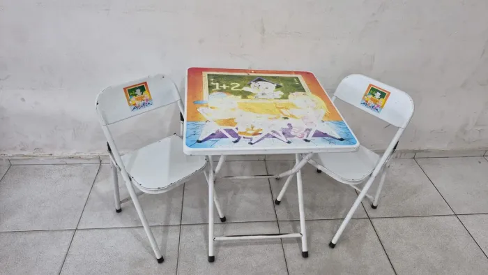 Conjunto de mesa e cadeiras de ferro para crianças estudar,se alimentar, brincar e outros.
