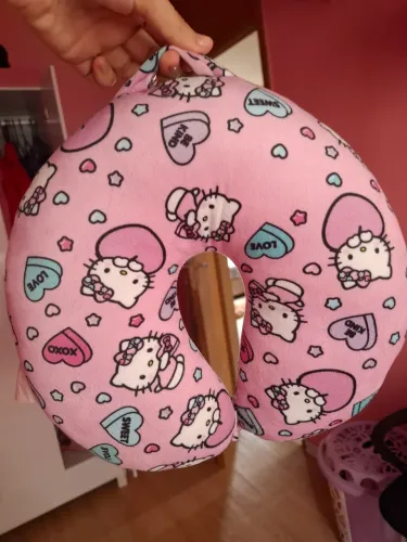 Travesseiro de pescoço para viagem da Hello Kitty. 