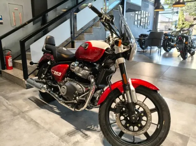 Royal Enfield Super Meteor 650 Celestial Red