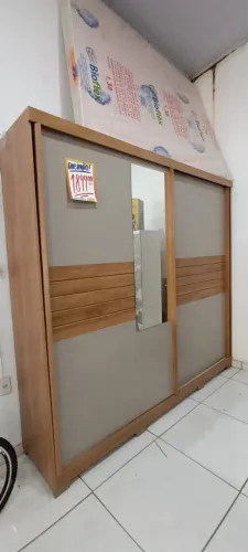 Guarda roupa em promoção Peça de mostruário 