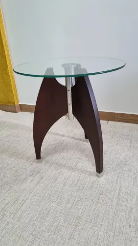 Mesa Lateral de Design em Madeira e Vidro - Estado de Nova