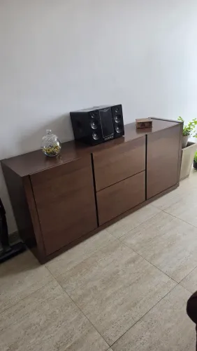 Buffet com duas portas e duas gavetas