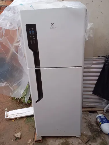 Vende-se geladeira funcionando o motor porém não está gelando