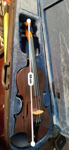 violino 4/4 apresenta um acabamento rústico em tons de madeira marrom Tagima