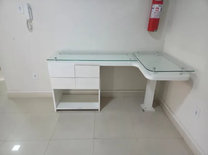 Mesa para atendimento/recepção.