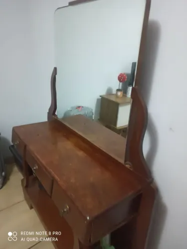 Linda penteadeira antiga, toda em madeira maciça, espelho em cristal. 