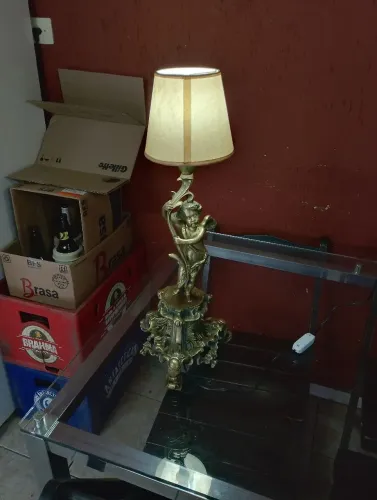 Abajur em bronze com detalhes em querubim,peso 3,200kl