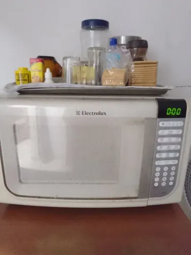 Vendo microondas Electrolux,com capacidade para 20 litros ,na cor branca