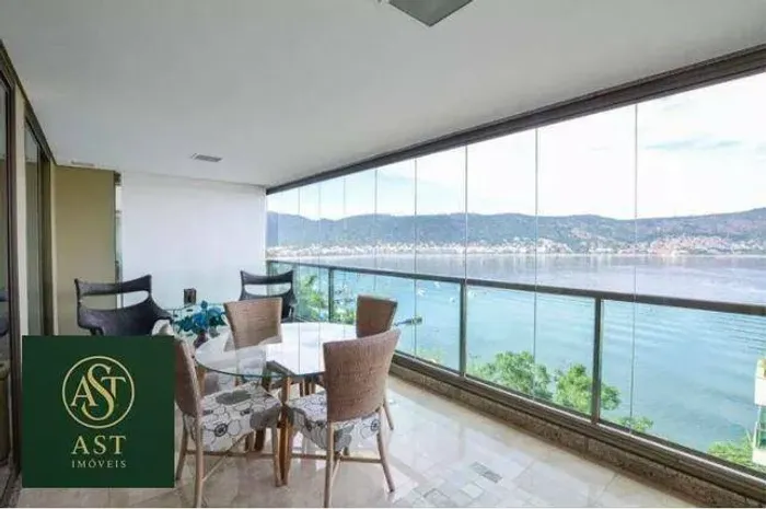 AST IMÓVEIS VENDE apartamento no Chácara Fróes com 5 quartos e vista para o mar de Icaraí 