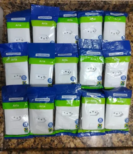 Kit com 15 tomadas Tramontina 10A