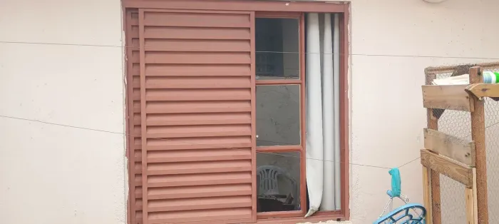 Janela com parte de vidro