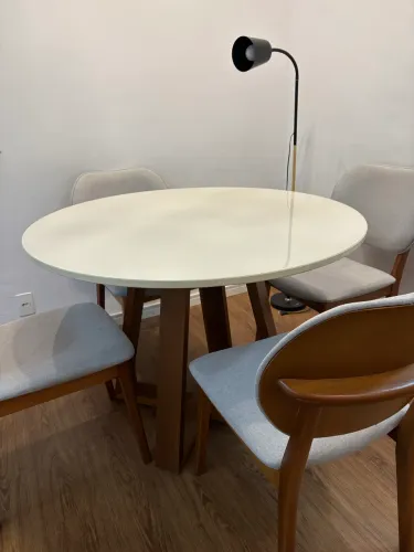 Mesa com 4 cadeiras