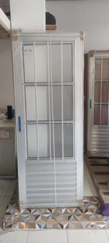 PROMOÇÃO Porta social toda em alumínio 3 vidros R$ 570,00