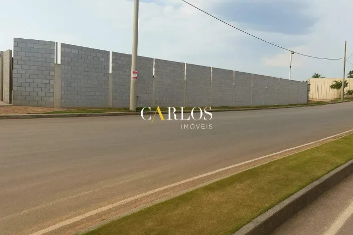 Terreno murado e com bica corrida pronto para uso, avalia-se a construção de escritório ou
