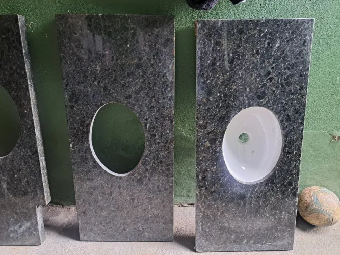 Vendo pia de banheiro de mármore verde Ubatuba novo nunca usada medindo 1000×45