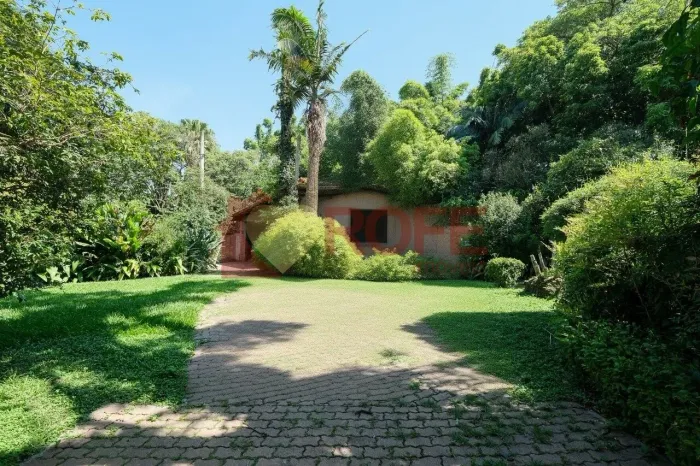 Venda Casa em Rua Fechada | 1060m², 4 Suítes, 8 Vagas | Jardim Luzitânia