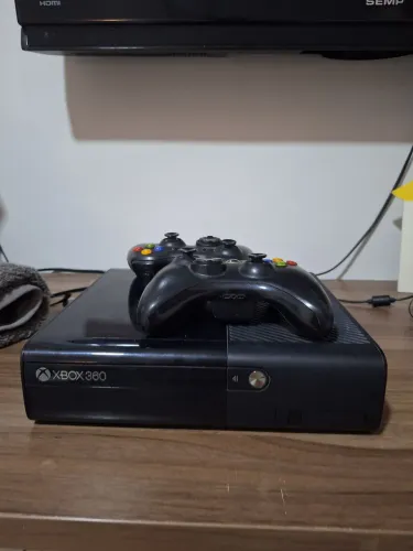 Xbox Super Slim 500gb com carregadores (precisa trocar placa mãe)