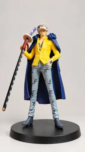 Figure Trafalgar Law One Piece com Espada e Base