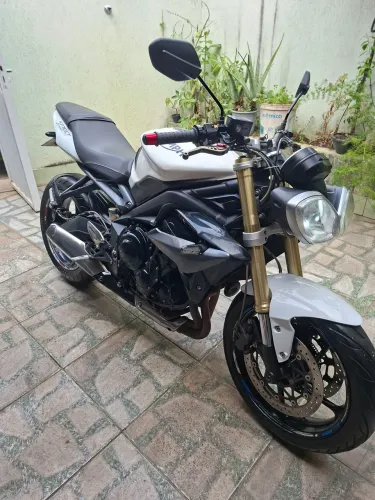 TRIUMPH STREET TRIPLE 675 2015/2015