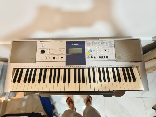 Teclado Yamaha E323 com pedestal