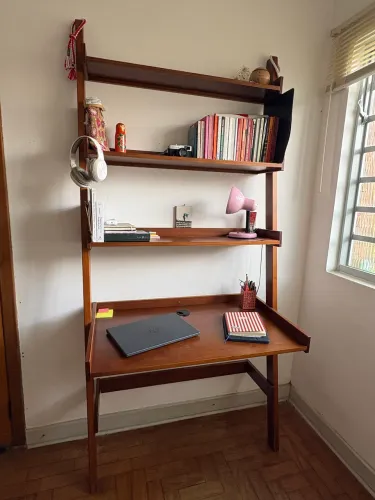 Escrivaninha com estante