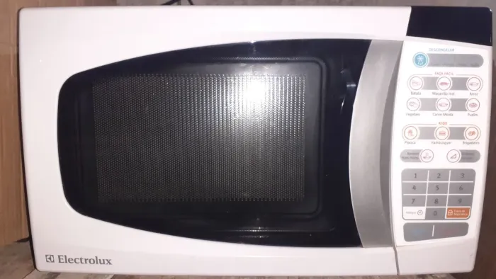 Forno de microondas da Electrolux 20 litros. branco com relogio.semi novo.