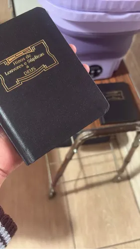 Vendo dois hinários CCB