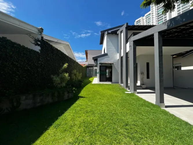 Casa à venda no condomínio Jardim das Colinas - SJC/SP