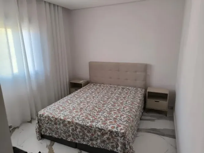 Cama queen em otimo estado com meses de uso + moveis de cabeceira novos