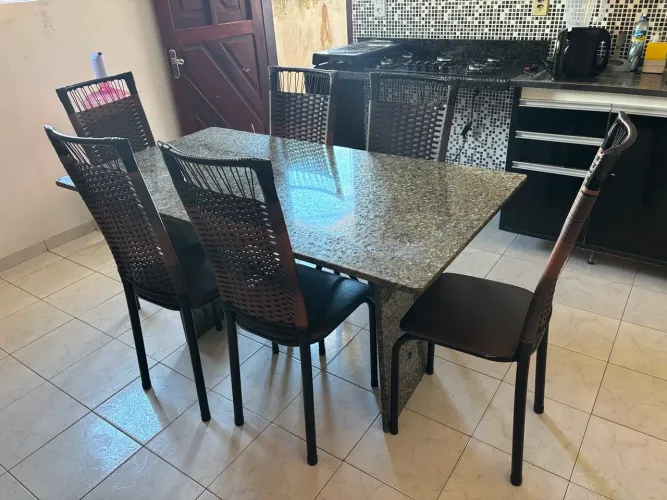 Mesa de mármore para 6 cadeiras