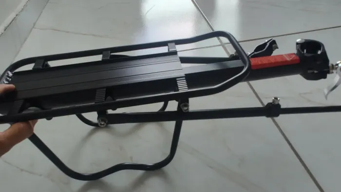 Bagageiro de alumínio para bicicleta. Com luz refletora
