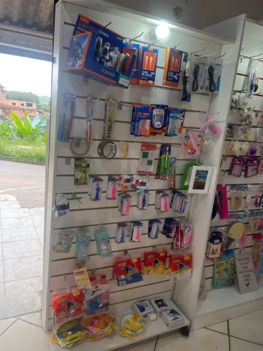 Expositor mdf com iluminação e ganchos 